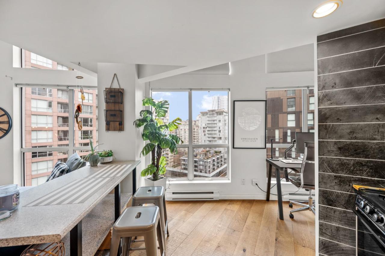 Ferienwohnung Rare Find Loft With Full Kitchen At Heart Of Downtown Vancouver Exterior foto